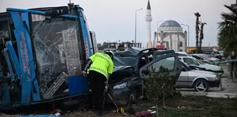 Adana'da Özel Halk Otobüsü Devrildi, 7 Yaralı