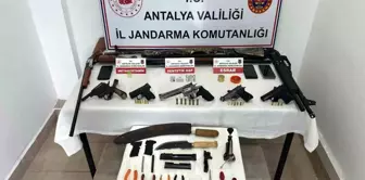 Antalya'nın Kepez İlçesinde Ruhsatsız Silah ve Uyuşturucu Operasyonu