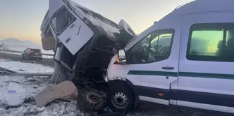 Kars'ta Minibüs Kazası: 20 Yaralı, 1'i Ağır