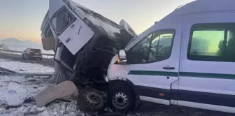 Kars'ta Minibüs Çarpıştı, Yaralılar Var