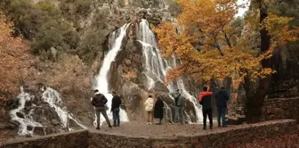 Uçansu Şelalesi Kış Aylarında Doğa Tutkunlarının Gözdesi