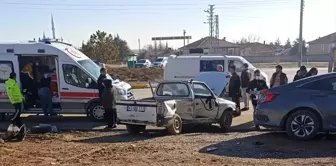 Konya'da Otomobil ve Kamyonet Çarpıştı: 5 Yaralı