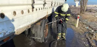 Aksaray'da Tırın Dorse Lastiğinde Yangın Çıktı