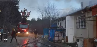 Samsun'da İki Katlı Binanın Çatısında Yangın Çıktı