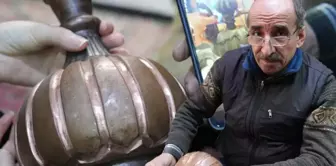 He became a master in a job he started by chance! He sells pitchers for 40,000 lira.