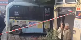 A minibus crashed into a shop in Kartal, there are injured people.