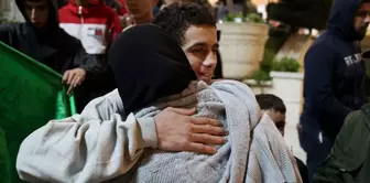 The third stage of the prisoner exchange: Vehicles carrying Palestinian prisoners in the West Bank.