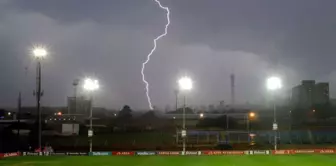 During the match, four female football players who took shelter under a tree lost their lives due to a lightning strike.