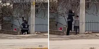 The gesture that captivated the police officer from the little child.