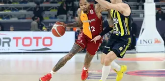 The basketball match between Fenerbahçe and Galatasaray was interrupted.