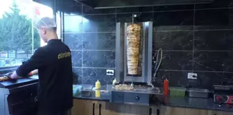 No license, no business: They are making and selling döner at home.