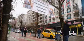 He hung a banner in the middle of the city to apologize to his spouse with whom he had a disagreement.