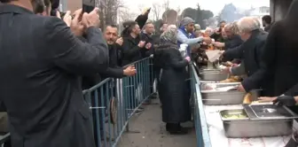 4,500 people lined up! A total of 1 ton of anchovies was distributed for free, causing a huge crowd.