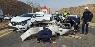 A chain reaction traffic accident involving 4 vehicles in Şanlıurfa captured on camera.