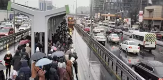 The people of Istanbul were left on the roads, and a sea of people formed at the stops.