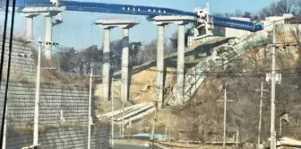 A highway bridge collapsed in South Korea: 3 dead, 5 injured.