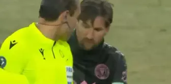 The referee who asked Messi for an autograph regretted his actions.