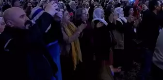 The photo displayed on the screen at the time of Öcalan's call brought the audience to their feet.