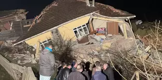 Landslide in Sinop! 2 houses collapsed, a couple was rescued from the rubble.