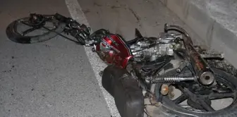 The motorcycle collided with a light commercial vehicle and was shattered: 2 dead.