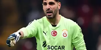 Galatasaray's goalkeeper Günay Güvenç protested against the red card: 