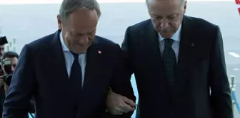 Polish Prime Minister Tusk arrived in Turkey with a broken foot, and Erdoğan linked arms with him.