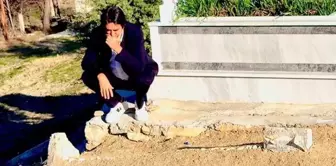 Mahsun Kırmızıgül cried uncontrollably at the grave of the person whose funeral he could not attend.