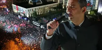 Özgür Özel calmed the crowd in Saraçhane, who mistook cigarette smoke for tear gas.