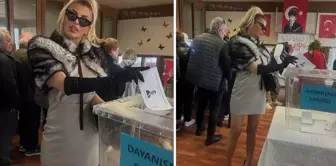 The outfit of the singer Hatice, who went to the polls to support İmamoğlu, caught attention.