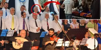 While singing Volkan Konak's song, his heart stopped.