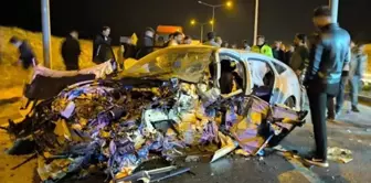 The car crashed into a pole: 3 dead, 2 injured.