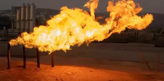 İki ilde petrol ve doğal gaz umudu cümlesinin Arapça tercümesi:

