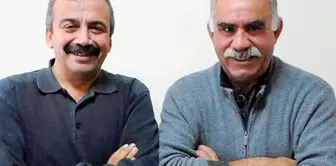 Öcalan'dan Sırrı Süreyya Önder'e mesaj: Ön yargıları toplumda kırdı, Meclis'te kırdı, sokakta kırdı.

Перевод на русский язык:

Сообщение от Öcalan к Сырры Сюррейя Ондера: Он сломал предвзятости в обществе, в парламенте и на улице.