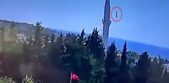 İstanbul depreminde cami minaresinin alemi böyle düştü. 

На стамбульском землетрясении такой упал верхушка минарета мечети.