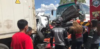 На Филиппинах в автобусной аварии погибли 10 человек.