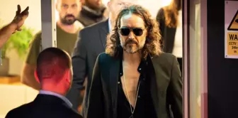 Russell Brand предстал перед судом по обвинениям в изнасиловании и сексуальном насилии.