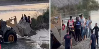 Twenty-five people who were stranded while picnicking at the Batman River were rescued with the help of an excavator.