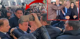 Özgür Özel'e AKM çıkışı yumruklu saldırı

На выходе из АКМ на özgür özel было совершено нападение с кулаками.