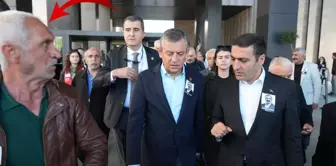 Özgür Özel'e saldıran kişinin kimliği belli oldu! 21 yıl önce çocuklarını öldürmüş. 

Русский перевод:
Личность человека, напавшего на Озгюра Озеля, стала известна! 21 год назад он убил своих детей.