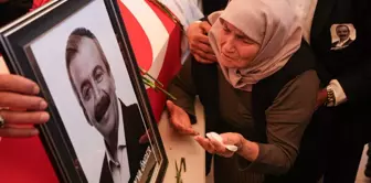 Sırrı Süreyya Önder's mother wrapped herself around the coffin and mourned.