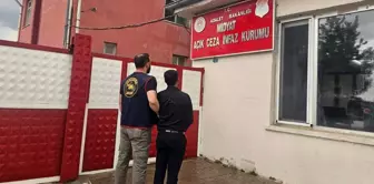 السجين الهارب تم القبض عليه أثناء عزفه على آلة موسيقية في قاعة الزفاف.
