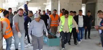 İlk iş gününde 4'üncü kattan düşerek hayatını kaybetti cümlesinin Arapça tercümesi:

