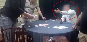 Kumar oynarken suçüstü yakalanan şahsı yaptığı savunma kurtaramadı. 

تم القبض على الشخص أثناء لعب القمار، ولم تنجح دفاعه في إنقاذه.