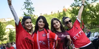 İstanbul'da coşkulu şampiyonluk kutlaması! Ama bu kez Türk takımı değil. 

إحتفالات حماسية بالبطولة في إسطنبول! لكن هذه المرة ليس الفريق التركي.
