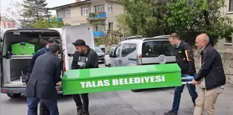 Только что обсуждая, он убил своего отца, ударив его ножом.