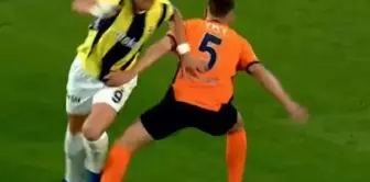 Fenerbahçe expected a penalty, but the referee said 'play on'.