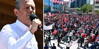 Özgür Özel'in Van mitingine damga vuran an: Sırrı Süreyya Önder'in ruhu için... 

لحظة بارزة في تجمع أوزغور أوزيل في فان: من أجل روح سري سوريّا أوندير...