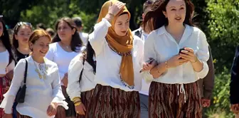 Eş adaylarını bulmak için 1,5 kilometre yürüdüler. 

Находя потенциальных партнеров, они прошли 1,5 километра.