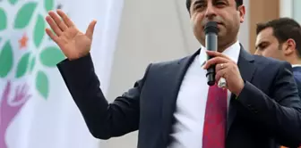 AK Parti'den Selahattin Demirtaş için ilk sinyal: Suçlu muamelesi yapmak doğru olmaz

Первые сигналы от Партии справедливости и развития по поводу Селахаттина Демирташ: Неправильно обращаться с ним как с преступником.