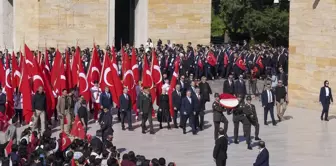 Minister Bak visited Anıtkabir with young people and athletes.